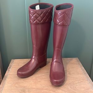 Beautiful Hunter Rain Boots! In a plum, deep purple color. Never been worn!